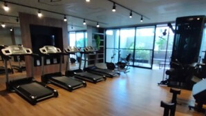 Ett gym med löpband, motionscyklar och en styrketräningsmaskin.