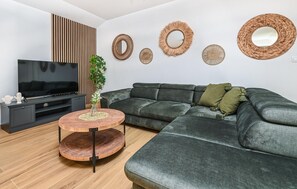 Smart TV - Lovely home in Dabovi Stani with kitchen (Dabovi Stani)