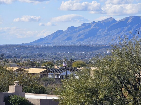 A residential area with houses, a view of mountains, and a clear sky. - Breathtaking views in Tucson - Relax and refresh in a peaceful neighborhood. (Tucson)