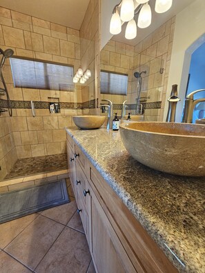 Shower, towels, soap, shampoo - Breathtaking views in Tucson - Relax and refresh in a peaceful neighborhood.  (Tucson)