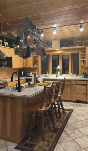 Fridge, microwave, oven, stovetop - Spacious home that is perfect for large family/friend gatherings!   (Cooke City)