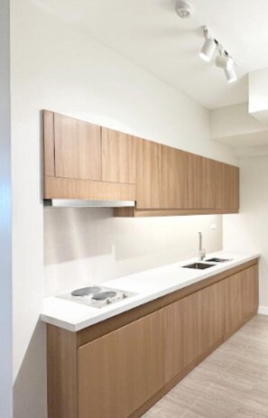 Microwave, stovetop - Discover Your Home Away from Home with a 2 BR condo comfortable for 4 people!" (Pasig)