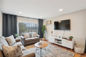 Smart TV - Mountainside Condo E101: 3 br, resort pool, hot tub, sauna & gym in great location! (Stowe)