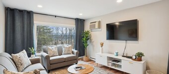 Mountainside Condo E101: 3 br, resort pool, hot tub, sauna & gym in great location!