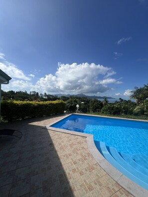 Outdoor pool, sun loungers - Te Tai Marama (Raiatea)