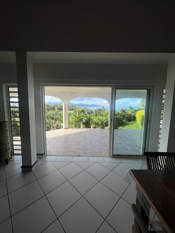 Flat-screen TV - Te Tai Marama (Raiatea)