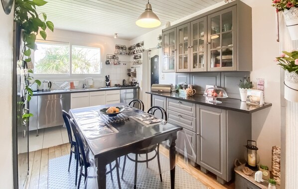 Fridge, oven, stovetop, dishwasher - Amazing home in Les Sables-d'Olonne (Les Sables-d'Olonne)