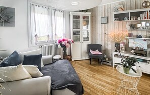 TV, stereo - Amazing home in Les Sables-d'Olonne (Les Sables-d'Olonne)