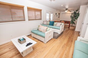 Een televisie en tafelvoetbal