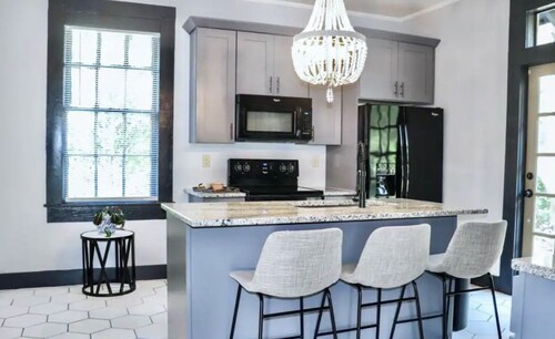 Walk to Downtown Monroe- The Blue Daisy Cottage