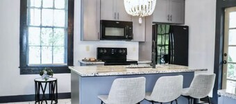 Walk to Downtown Monroe- The Blue Daisy Cottage