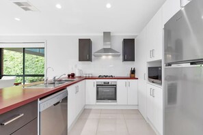 Jääkaappi, mikroaaltouuni, uuni, liesi