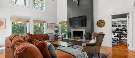 Smart TV, chimenea y oficina