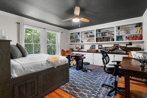 5 Schlafzimmer, Schreibtisch, Bügeleisen/Bügelbrett, kostenloses WLAN