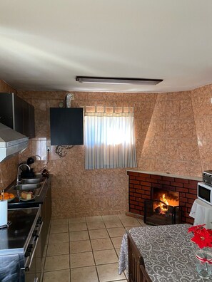 Fridge, microwave, oven, stovetop - House 'Alojamento D Duarte' with Mountain View and Wi-Fi (Gouveia)