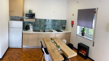 Frigorifero, microonde, piano cottura, macchina per tè/caffè