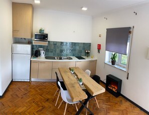 Refrigerador, microondas, parrilla de estufa y cafetera y tetera 