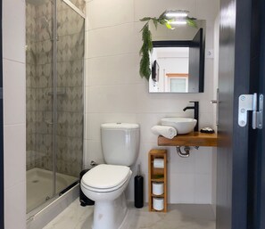 Regadera, secadora de cabello, toallas 