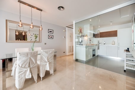 Fridge, microwave, oven, stovetop. Apartment 'Acogedor Apartamento 2 Dormitorios' with Shared Pool, Wi-Fi and Air Conditioning