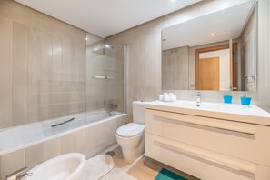 Een douche, een haardroger, handdoeken