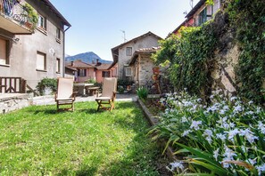 Property grounds - Holiday Apartment "Dongo Garden" with Private Garden & Wi-Fi (Dongo)