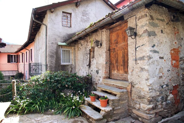 Exterior - Holiday Apartment "Dongo Garden" with Private Garden & Wi-Fi (Dongo)