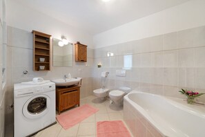 Een douche, een haardroger, handdoeken