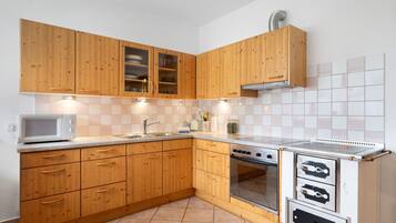 Een koelkast, een microgolfoven, een oven, een kookplaat