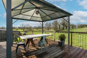 Outdoor dining - Cottage 'Gite De Kerigochen - Kraou Tomm' with Private Terrace, Private Garden and Wi-Fi (Saint-Igeaux)