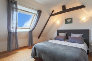 3 bedrooms, iron/ironing board, free WiFi, bed sheets - Cottage 'Gite De Kerigochen - Kraou Tomm' with Private Terrace, Private Garden and Wi-Fi (Saint-Igeaux)