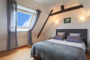 3 bedrooms, iron/ironing board, free WiFi, bed sheets