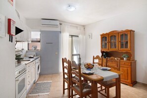 Frigorífico, microondas, horno y placa de cocina