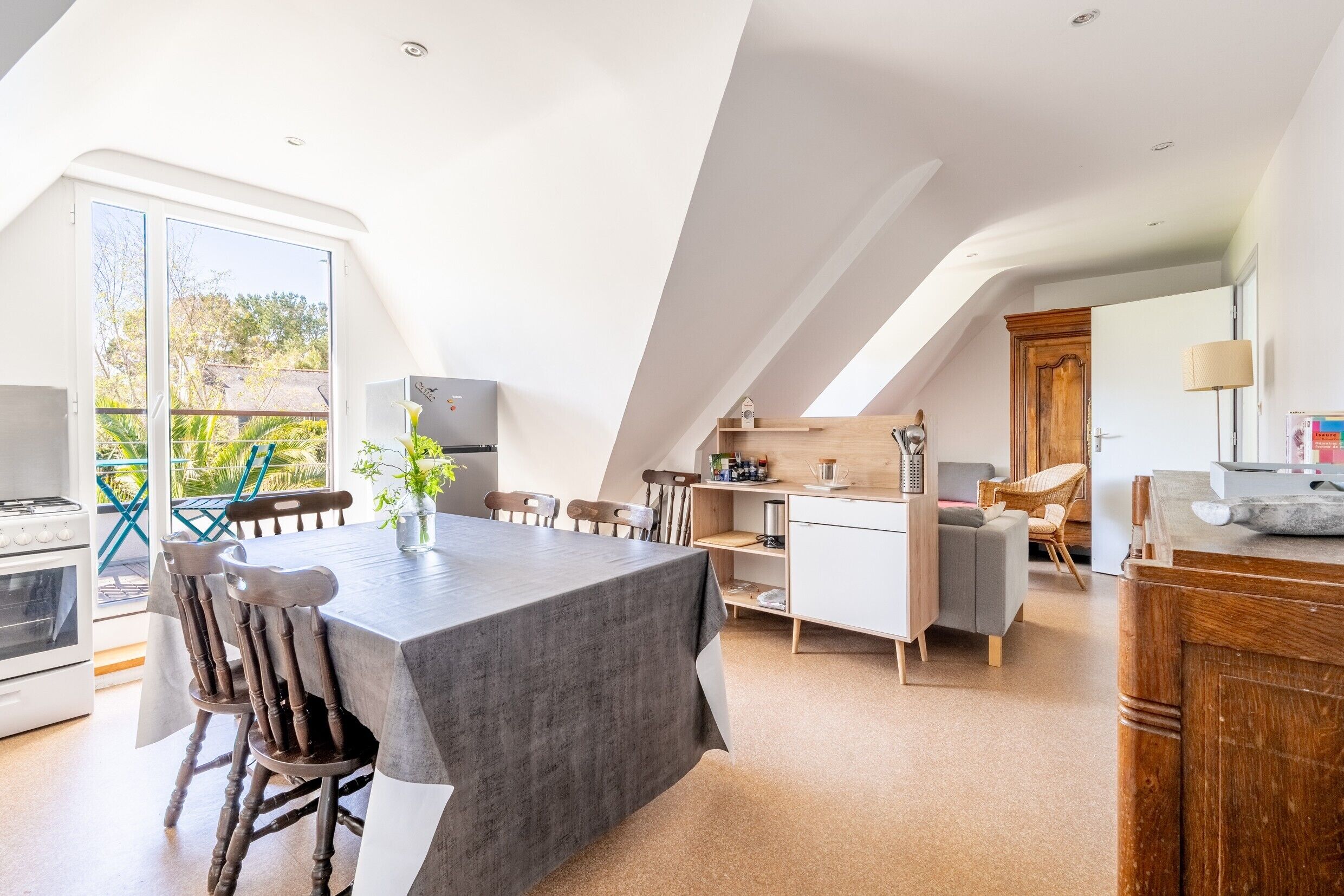 Réfrigérateur, micro-ondes, four, plaque de cuisson