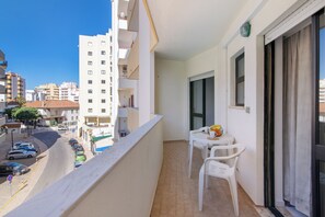 Outdoor dining - Apartment 'Tranquil Escape - Praia Da Rocha' with Shared Pool, Wi-Fi and Air Conditioning (Portimão)