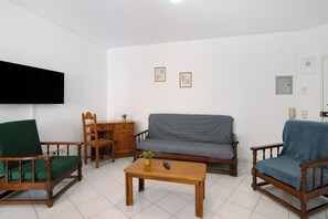 TV - Apartment 'Tranquil Escape - Praia Da Rocha' with Shared Pool, Wi-Fi and Air Conditioning (Portimão)