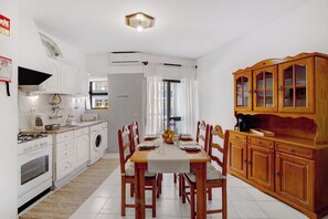 Fridge, microwave, oven, stovetop - Apartment 'Seaside Sanctuary - Praia Da Rocha' with Shared Pool, Wi-Fi and Air Conditioning (Portimão)