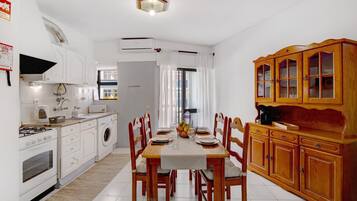 Coffee/tea maker, fridge, microwave, oven
