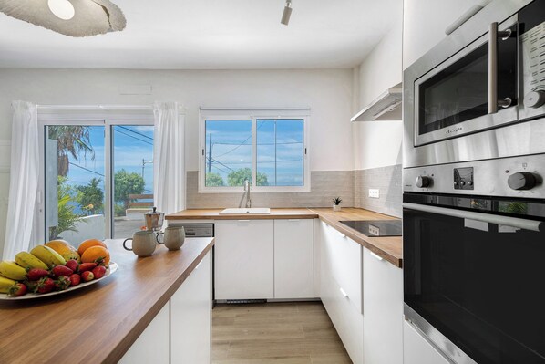 Jääkaappi, mikroaaltouuni, uuni, liesi