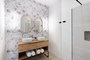 Shower, hair dryer, towels - Vacation Apartment 'Loft The Pa' with Sea View, Wi-Fi and Air Conditioning (Adeje)