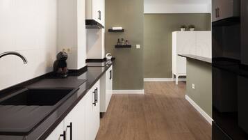 Een koelkast, een magnetron, een oven, een kookplaat