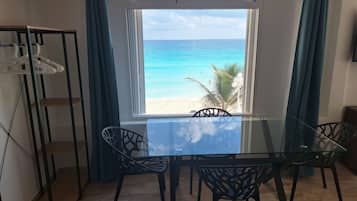Executive Studio Suite, Beach View | In-room dining