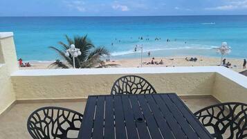 Suite estudio ejecutiva, vista a la playa | Terraza o patio
