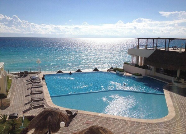 Außenpool, geöffnet von 09:00 Uhr bis 21:00 Uhr, Liegestühle