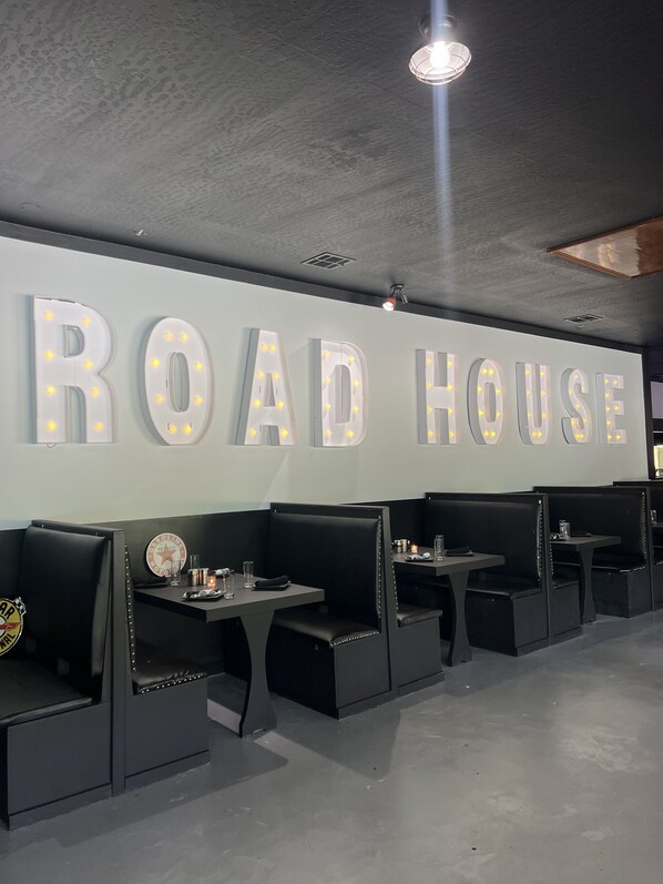 Restaurant - Road House Hotel & RV Park (Petal)