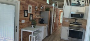 Kylskåp, mikrovågsugn, ugn och spishäll