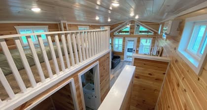 Rustic Tiny Home Escape - Pets Stay Free!