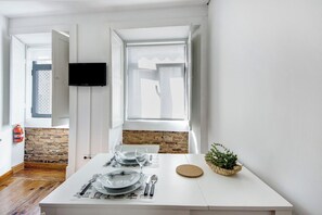 Dining - Apartment 'São Roque Sweet Burgo - T2' with Wi-Fi and Air Conditioning (Aveiro)