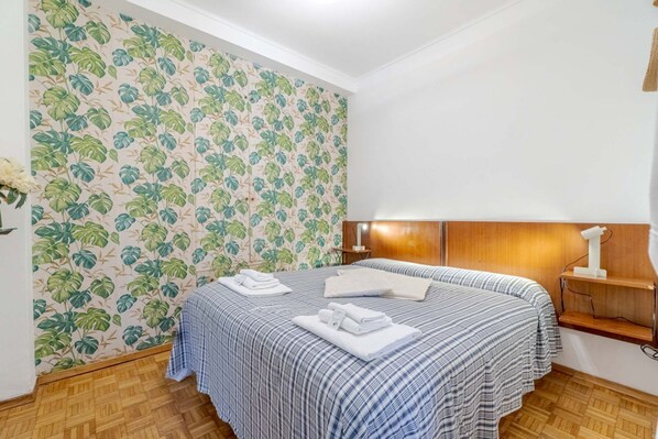 2 bedrooms, iron/ironing board, WiFi, bed sheets