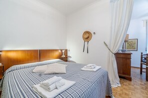 2 bedrooms, iron/ironing board, WiFi, bed sheets - GuestHost - Comfortable apartment of approximately 65 m2 that can accommodate up to 4 guests, located inside the Casale park, the sea, the Castle and the historic center of Rapallo can be easily reachable on foot.Adjacent to the hills and 1 km walk from  (Rapallo)