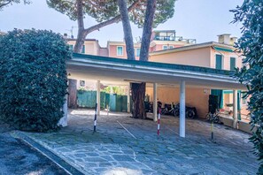 Property grounds - GuestHost - Comfortable apartment of approximately 65 m2 that can accommodate up to 4 guests, located inside the Casale park, the sea, the Castle and the historic center of Rapallo can be easily reachable on foot.Adjacent to the hills and 1 km walk from  (Rapallo)